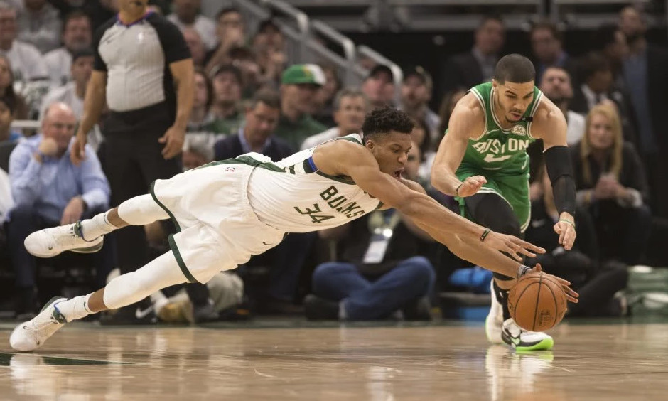  字母哥暴扣统治禁区，雄鹿大胜篮网稳固榜首  